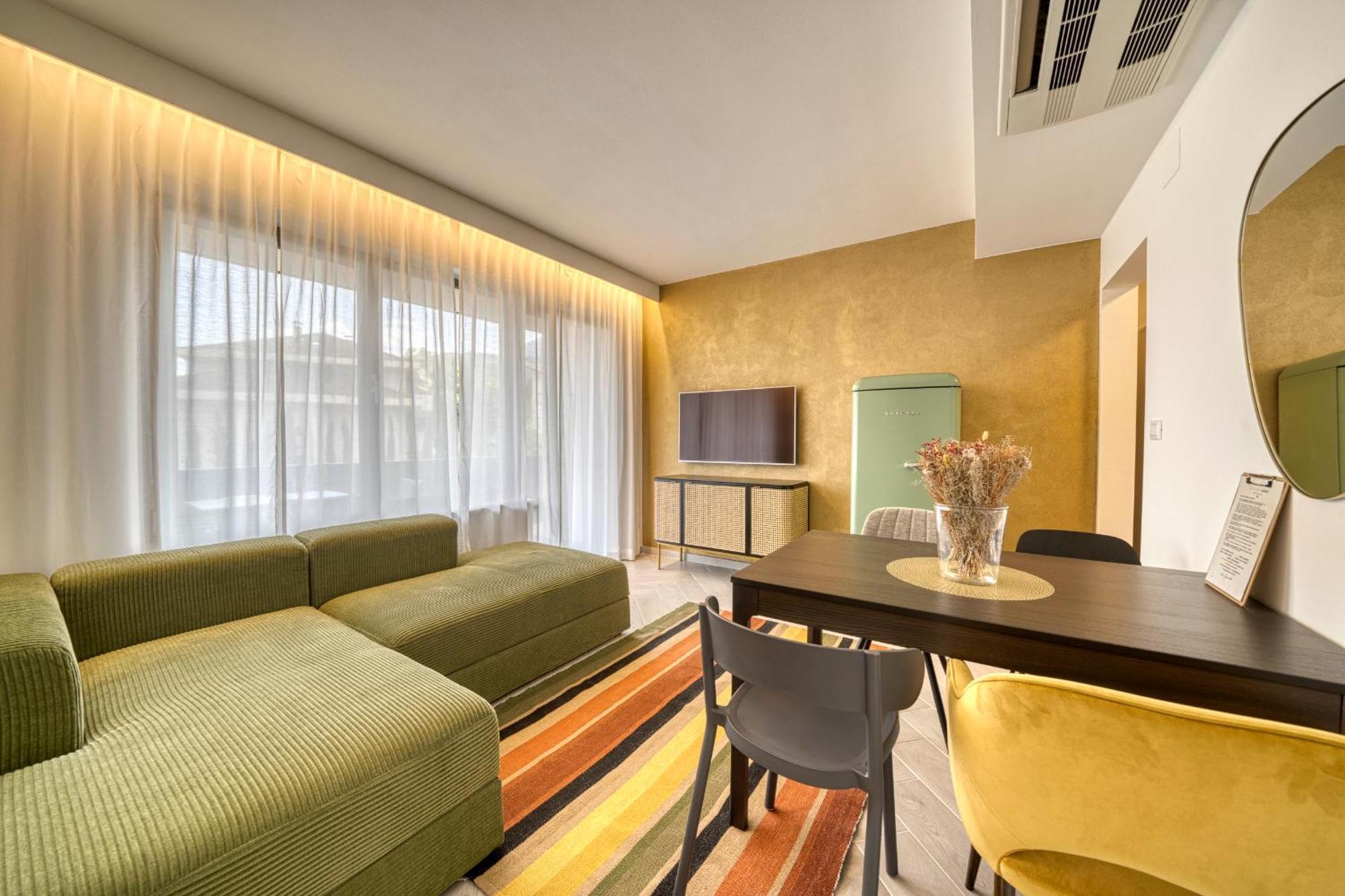 Goldfinger + Suites Лана Стая снимка